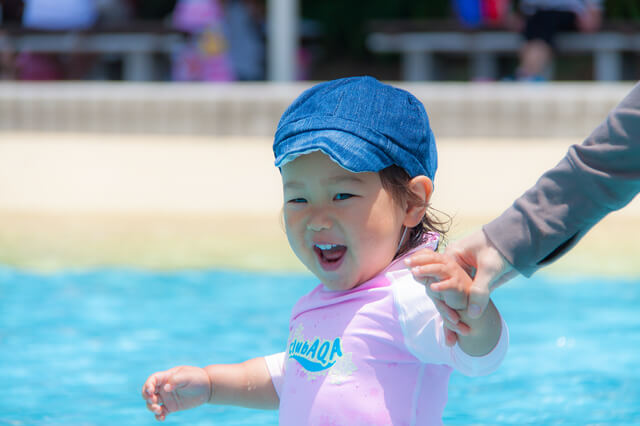 プール再度を歩く女の子,むさしの村,遊園地,
