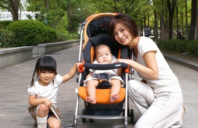 子連れの母親,西武園ゆうえんち,プール,