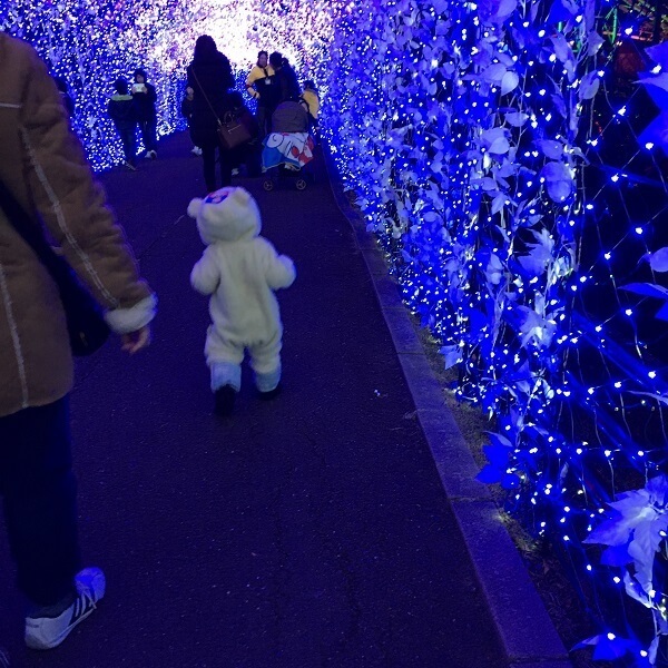 光のトンネルを歩く子ども,ひらかたパーク,アトラクション,