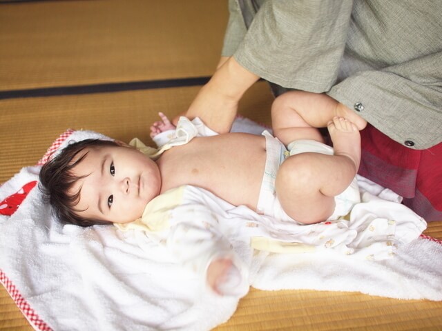 肌着を着る赤ちゃん,新生児,短肌着,