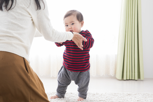 歩行練習をする赤ちゃん,コーナーガード,
