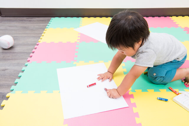 ジョイントマットの上で遊ぶ子ども,ジョイントマット ,おしゃれ,