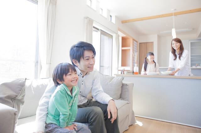 リビングでテレビを見る父子,男の子,人気,キャラクター