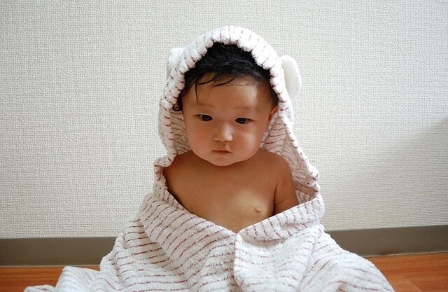 タオルをかぶる赤ちゃん,赤ちゃん,お風呂グッズ,