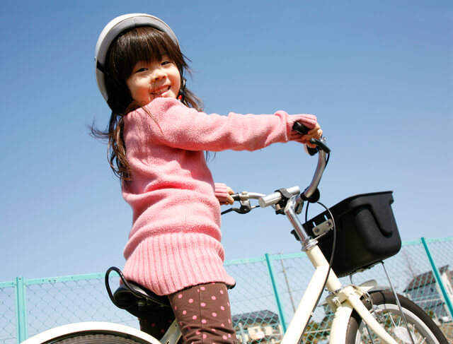 ヘルメットを被り自転車に乗る女の子,小学生,自転車,人気