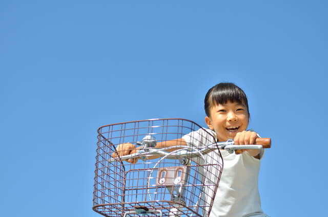 青空と自転車に乗った女の子,小学生,自転車,人気