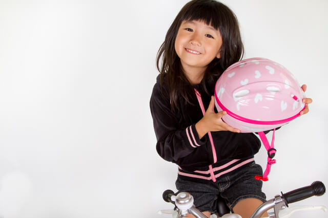 ヘルメットを持つ女の子,小学生,自転車,人気