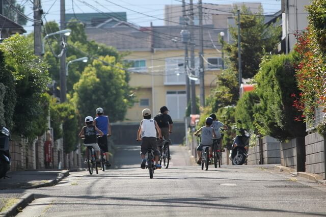 住宅街を走る自転車,小学生,自転車,人気