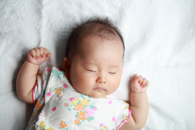 花柄の洋服を着て寝る女児,赤ちゃん,防水シーツ,選び方