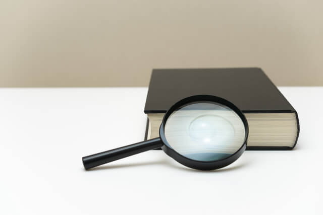 本とルーペ,魚,絵本,