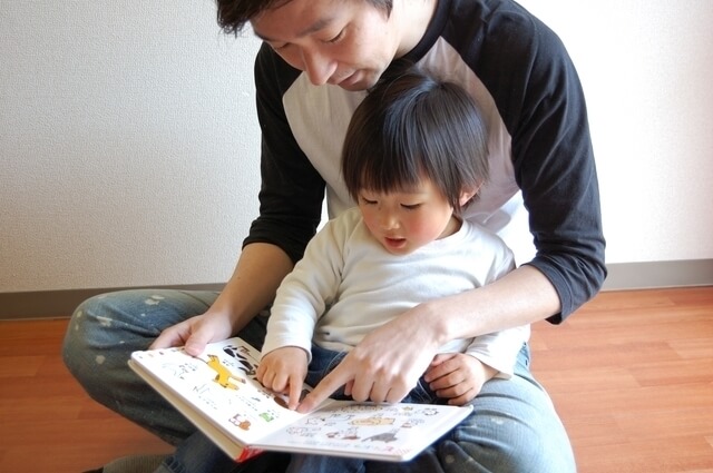 絵本を読む親子,動物,絵本,