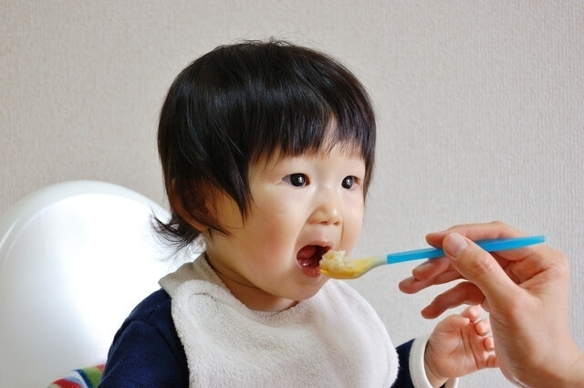 離乳食を食べる赤ちゃん,ベビーフード,アレルギー,