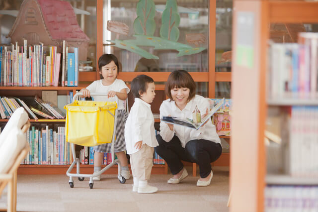 絵本を選ぶ親子,お風呂 ,絵本,