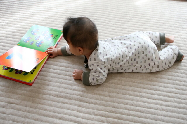 絵本に触る赤ちゃん,絵本,選び方,読み方