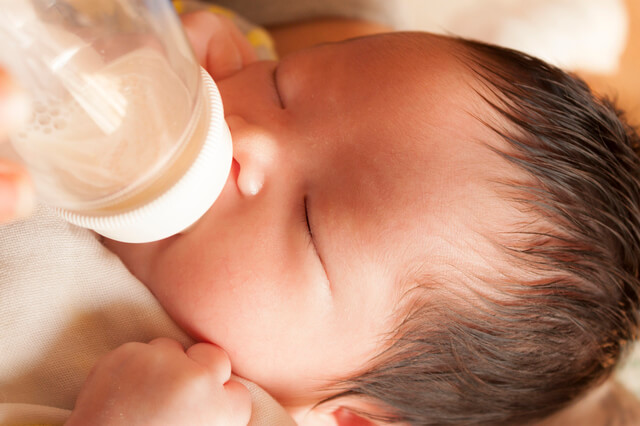 ミルクを飲む新生児,双子,育児,