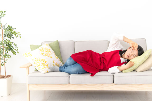 昼寝する女性,双子,育児,