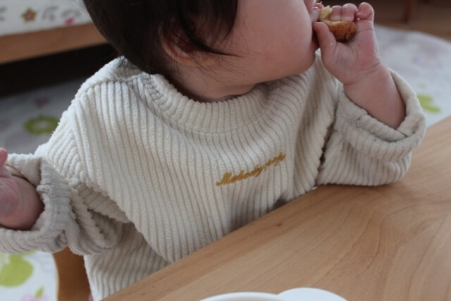 食事をする赤ちゃん,離乳食,スケジュール,