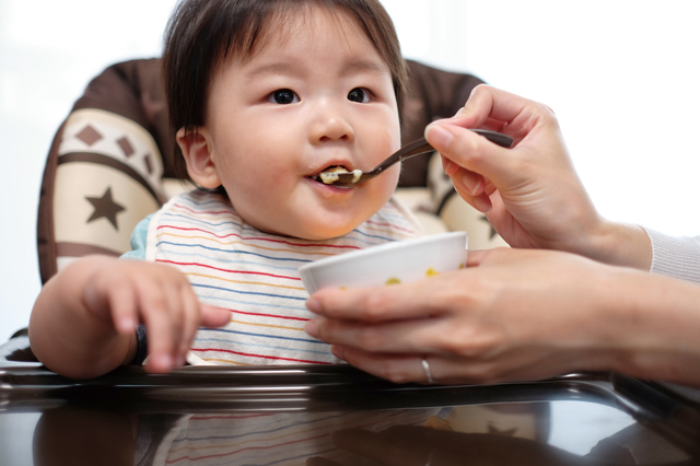 離乳食を食べる赤ちゃん,和光堂,ベビーフード,