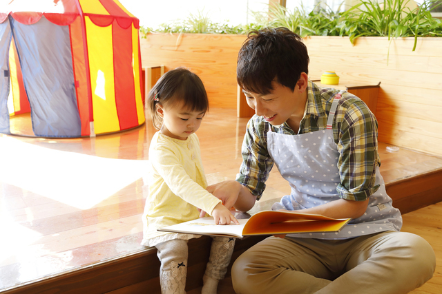 絵本を読む保育士さんと子ども,中川ひろたか,