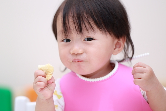 つかみ食べする赤ちゃん,ベビーフード,9ヶ月,