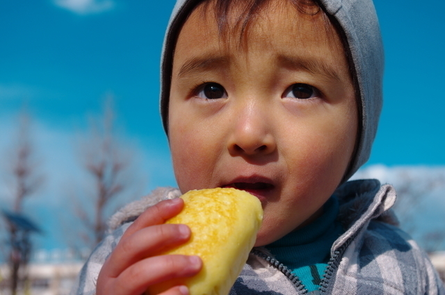 蒸しパンを食べる子ども,離乳食,蒸しパン,