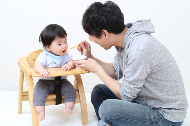 離乳食をあげるパパ,離乳食,和風だし,