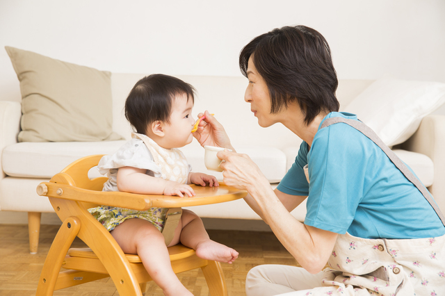 枝豆を食べさせている母親,離乳食,初期,枝豆