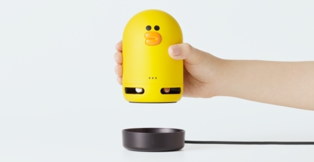 『Clova Friends mini』と『Clova Friends Dock(赤外線リモコン)』,