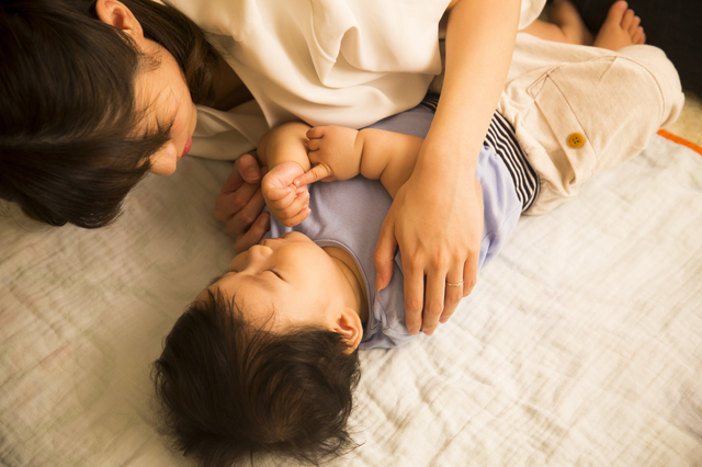 寝かしつけをするママと赤ちゃん,