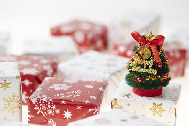 クリスマスプレゼントとツリー,
