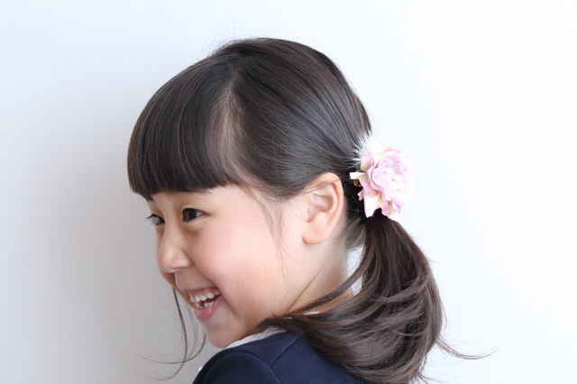 ヘアアクセサリーを付けた女の子,手作り,ヘアゴム,