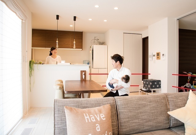 LDKでくつろぐ親子,ベビーゲート,ベビーサークル,