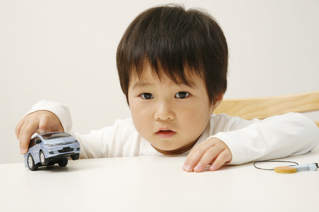 ミニカーで遊ぶ子ども,ミニカー,おもちゃ,