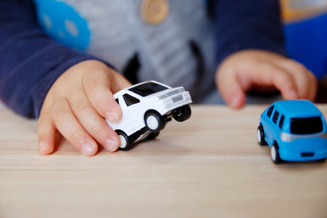 ミニカーで遊ぶ子ども,ミニカー,おもちゃ,