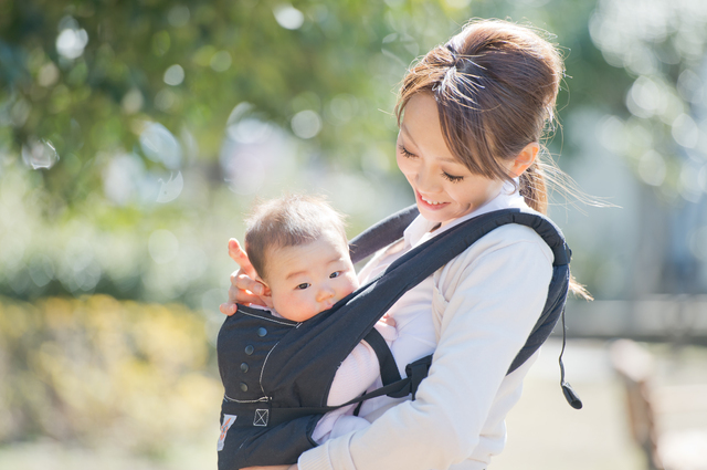赤ちゃんを抱っこするママ,抱っこ紐,おすすめ,