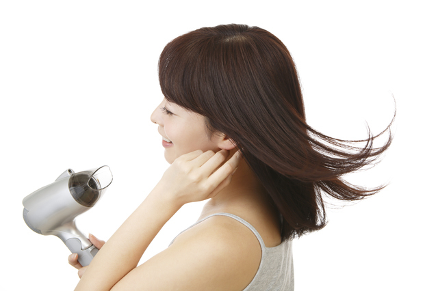 ドライヤーで髪を乾かす女性,出産祝い,家電,