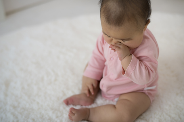 顔を触る赤ちゃん,赤ちゃん,ミトン,