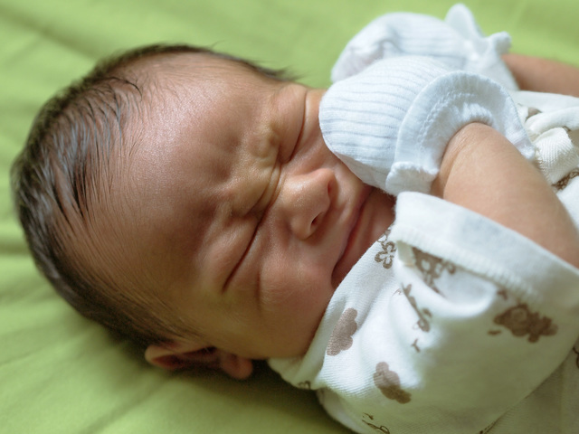 ミトンをつける赤ちゃん,赤ちゃん,ミトン,