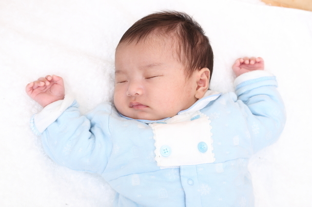 ロンパースを着た赤ちゃん,ベビーウェア,男の子,