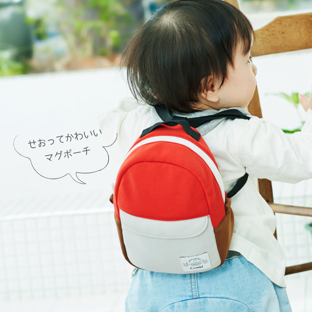 マグポーチを背負った子ども,