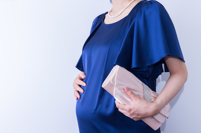 マタニティパーティードレスを着る妊婦,マタニティ,パーティードレス,