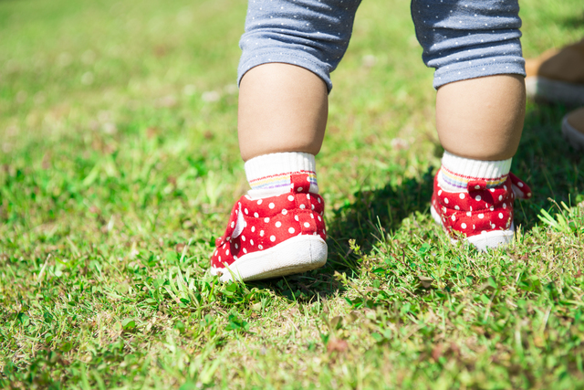 靴を履いてあんよする赤ちゃん,ベビーシューズ,人気,