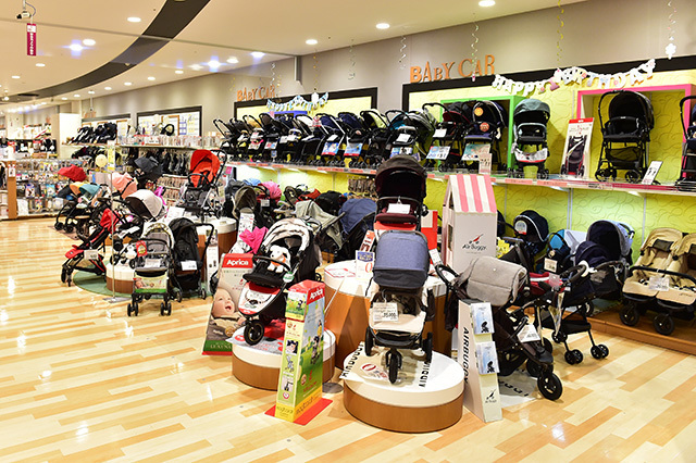 たくさんのベビーカーが並ぶ店内,