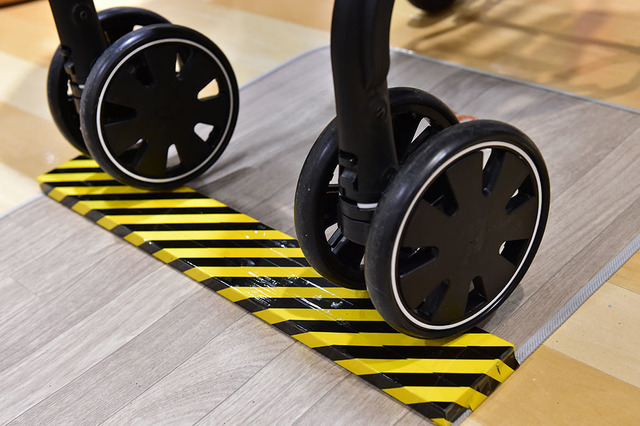 段差を乗り越える前輪,