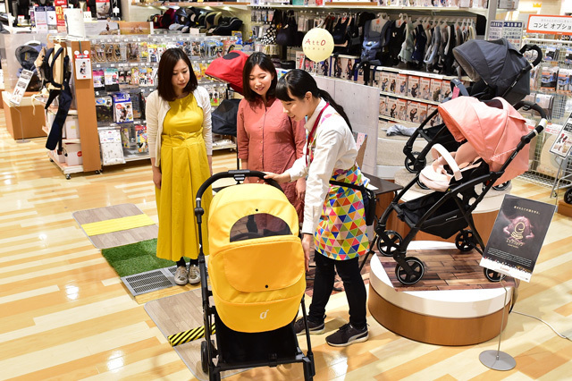ベビーカー選びのアドバイスをする店員さん,