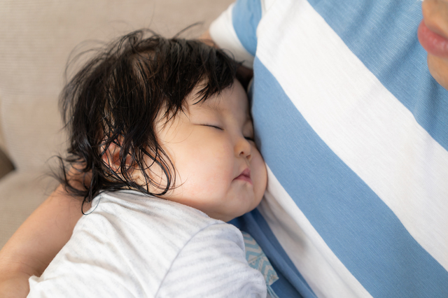 汗をかきながら寝る赤ちゃん,