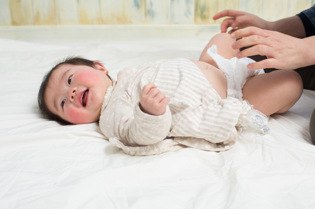 おむつを替えられる赤ちゃん,産後,家事,
