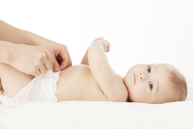 おむつ替えをする赤ちゃん,おむつ,いつまで,
