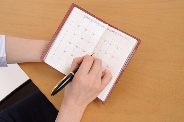 女性とカレンダー,育休中,妊娠,