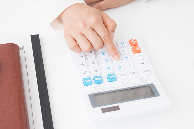 電卓で計算する女性,育休中,妊娠,